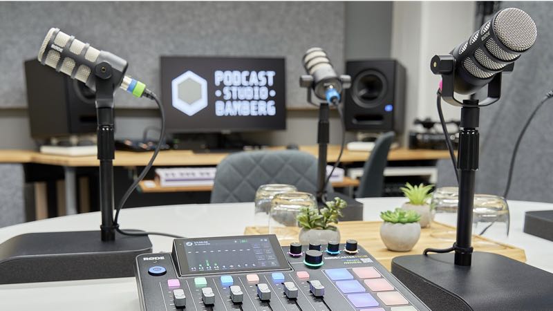 Nahaufnahme von Geräten und Mikrofonen im Podcast Studio.