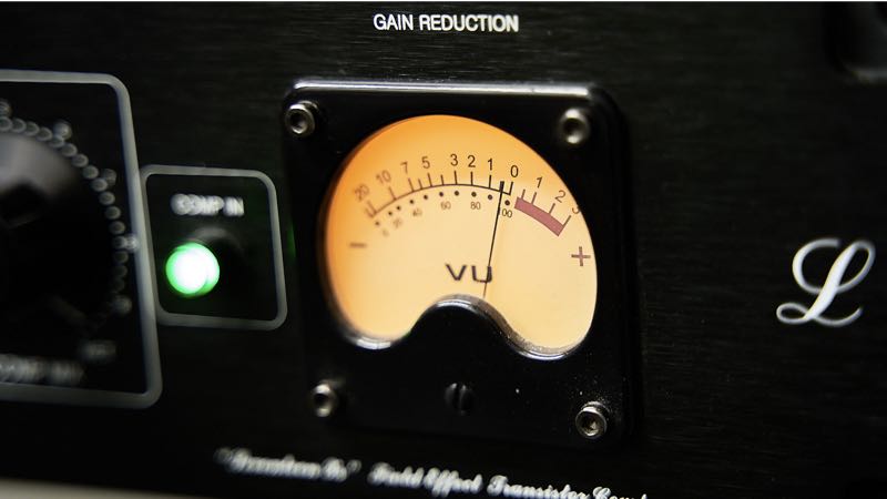 Nahaufnahme einer analogen Anzeige für den Signalpegel. Ein sogenanntes VU Meter.