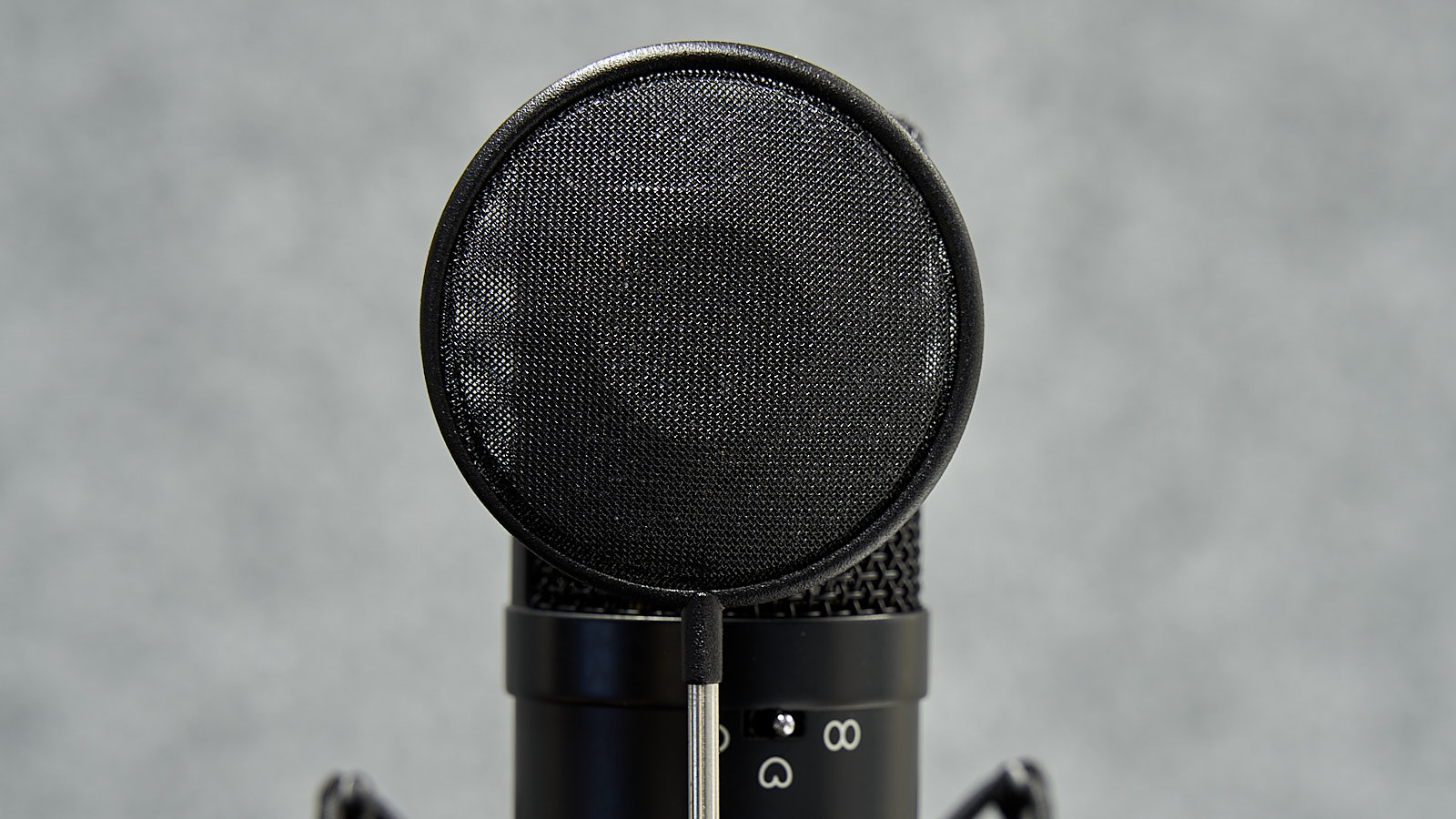 Nahaufnahme eine Mikrofons direkt von vorne. Vor Mikrofon ist ein Windschutzfilter. 