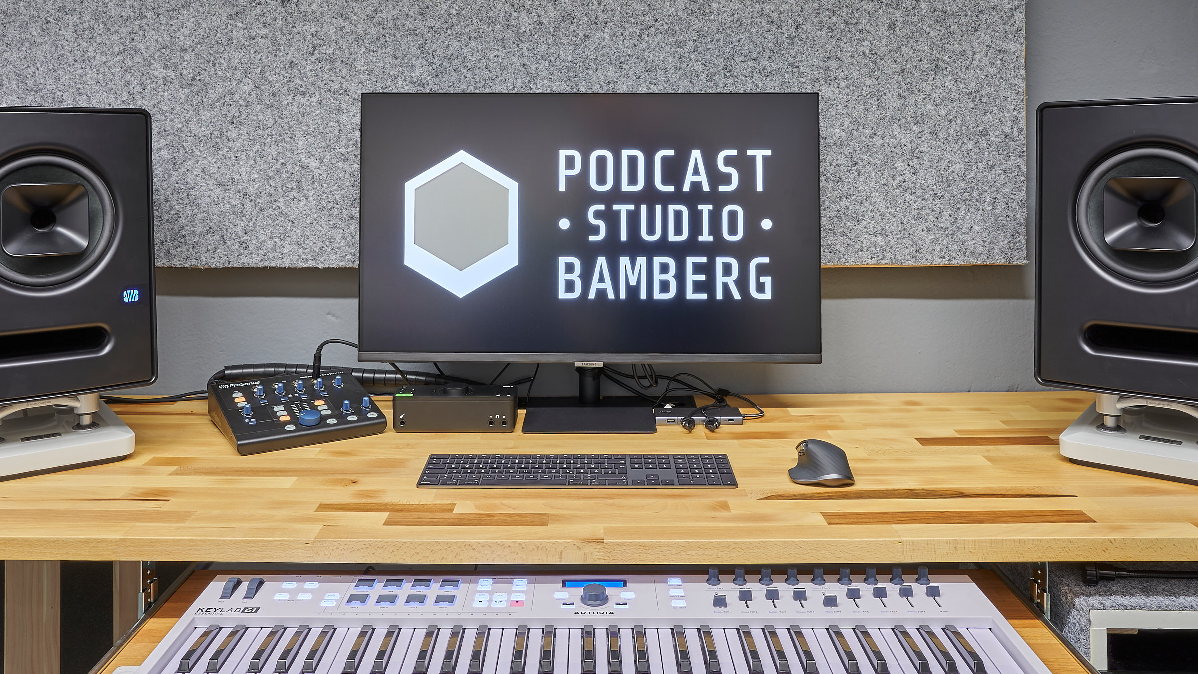 Ein Computerbildschirm mit dem Podcast Studio Bamberg Logo.e