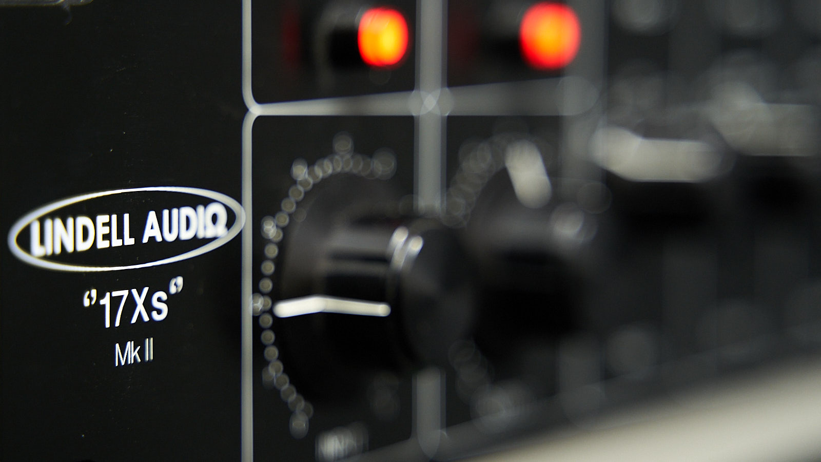 Nahaufnahme von Bedienknöpfen eines 19 Zoll Gerätes.