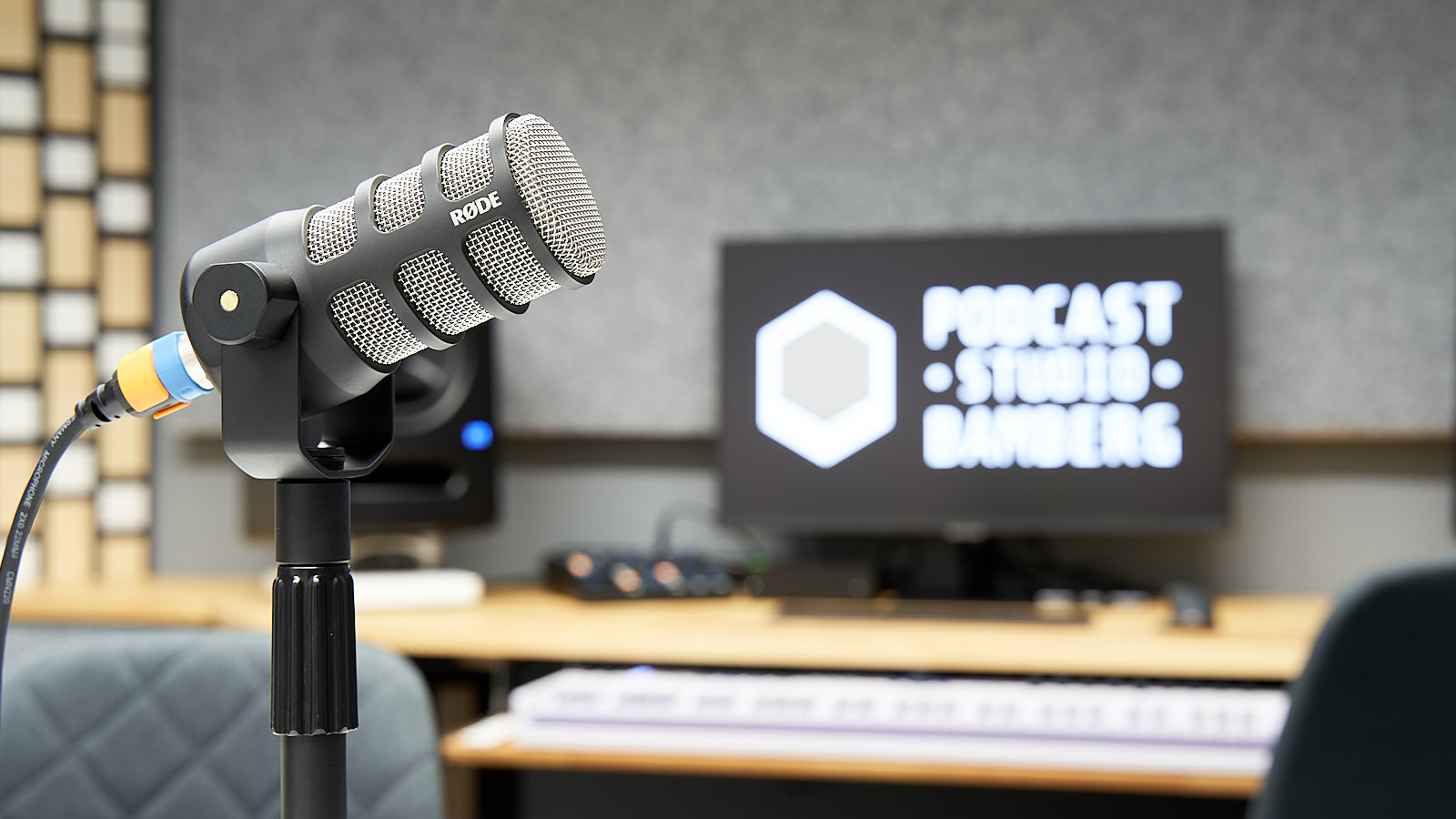 Nahaufnahme eines Podcastmikrofons.